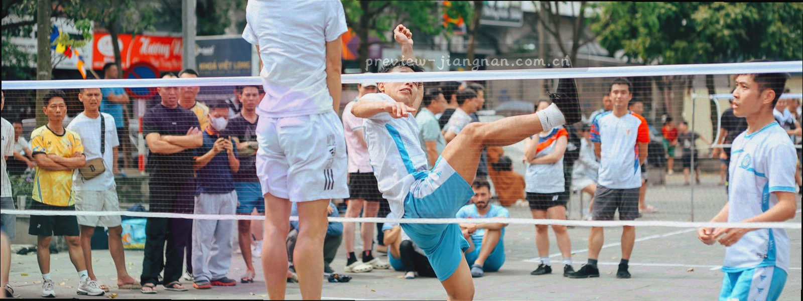 球场夜灯与看台光影的宽幅画面，人物只以动态剪影出现
